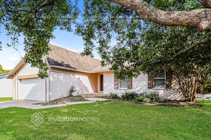 Building Photo - 808 Black Knight Dr