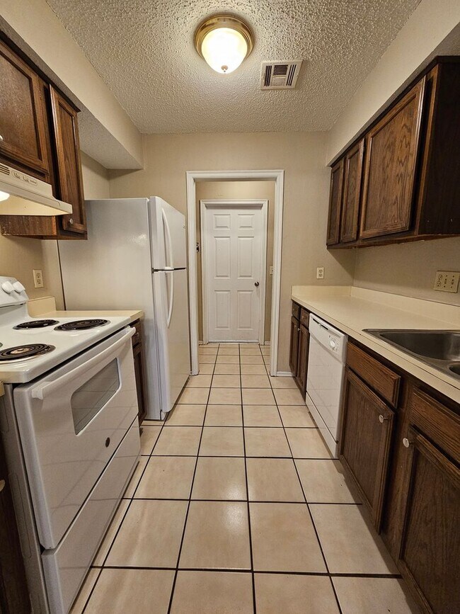 Building Photo - (2) Bed/(2) Bath Duplex Avail NOW! Small Pet Negotiable!