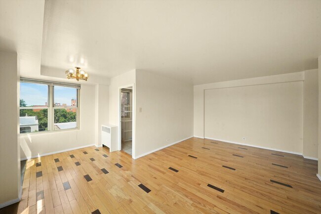 Building Photo - 2610 W Balmoral Ave