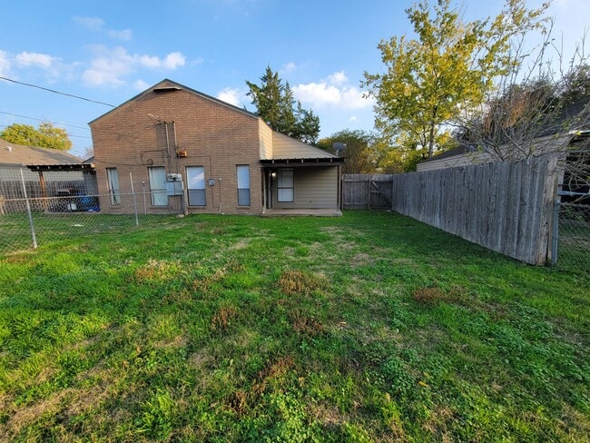 Building Photo - College Station, 2-bedroom, 1-bath - fenced in yard - Duplex for lease.