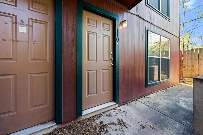 Building Photo - 2314 Parker Ln