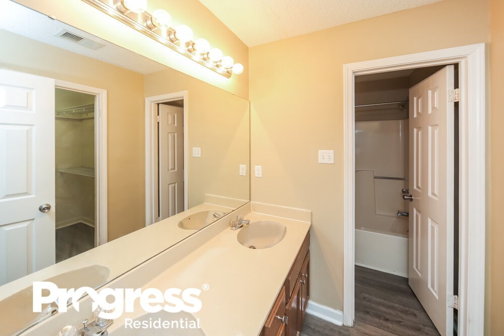 Building Photo - 5689 Riverhead Ave