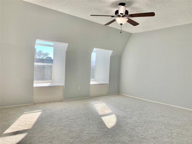 Building Photo - 374 N Post Oak Ln