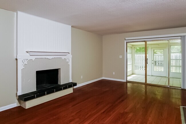 Building Photo - Stunning 2-Story Home