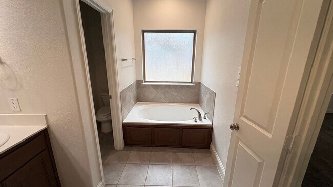 Building Photo - 610 Alderwood Ct