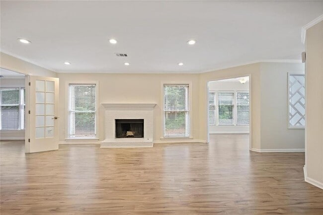 Building Photo - 911 Hollyfax Cir NE