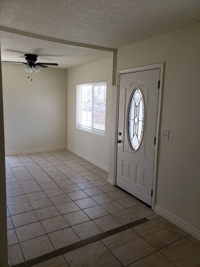 Building Photo - 1010 Wallgreen St