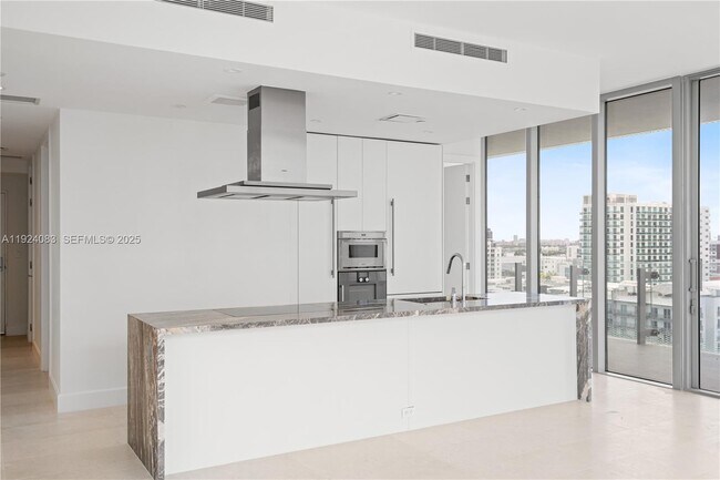 Building Photo - 700 NE 26th Terrace