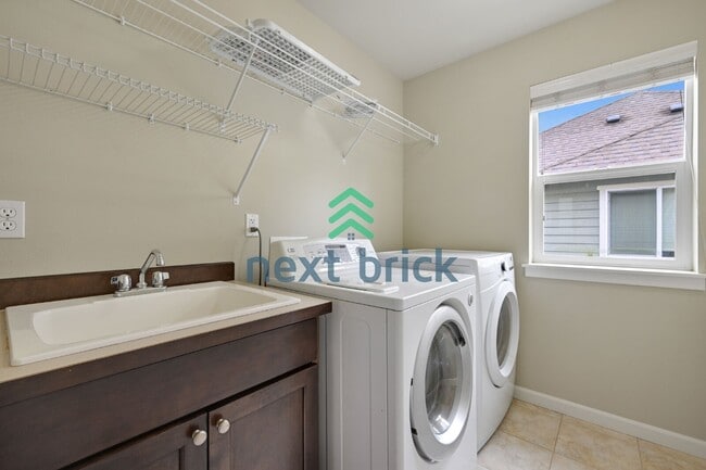 Building Photo - "Charming 4-Bedroom Retreat in Redmond: Spacious 2,540 Sq Ft Home with 2.5 Baths!"