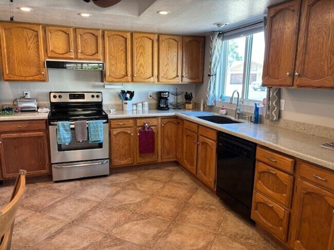 Building Photo - Lovely Updated 2bed/2bath Home in desert landscape of 45+ Active Adult Community of Leisure World...