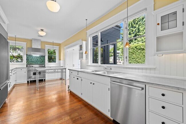 Building Photo - Stunning 1909 Craftsman w/ AC in Coveted Capitol Hill