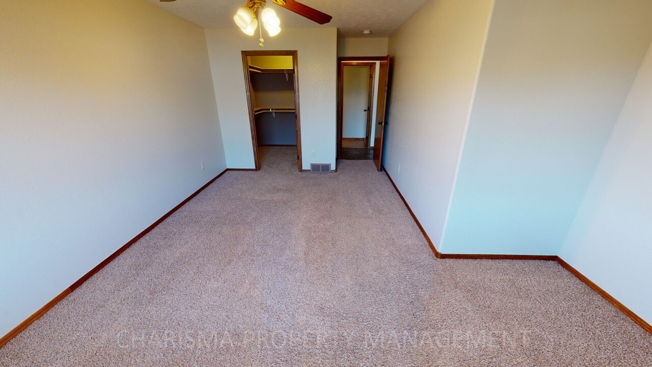 Building Photo - 5600 W Bakker Park Dr