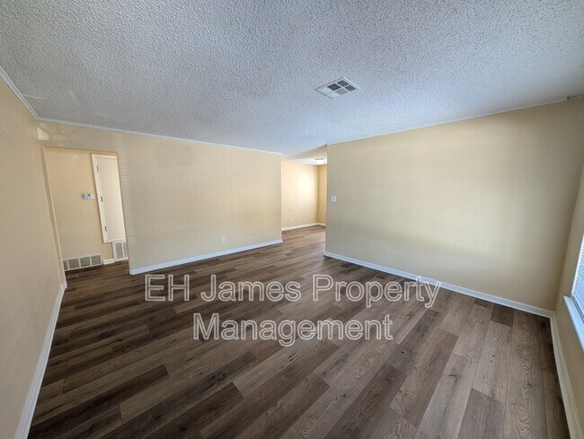 Building Photo - 28 W 27th St N