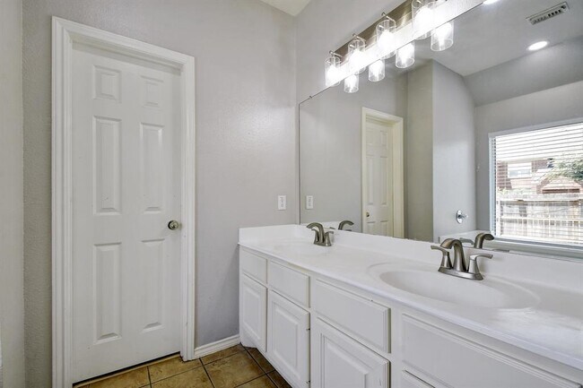 Building Photo - 2354 Oak Pebble