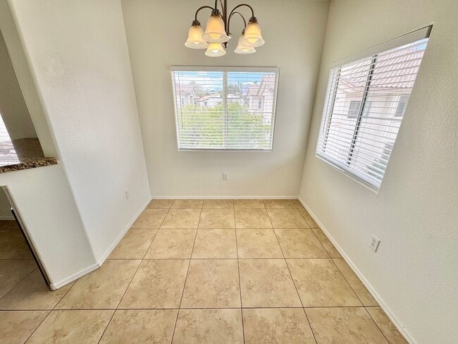 Building Photo - SPACIOUS 3 BEDROOM, 2 BATHROOM UPGRADED CO...