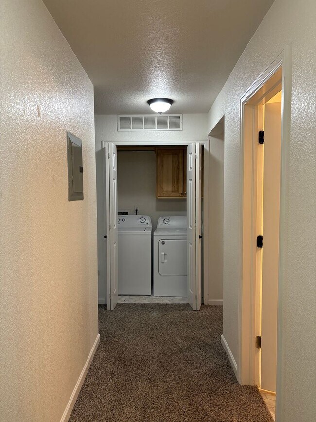 Building Photo - 2 Bedroom 1 Bath Lower Level Unit in Village Seven