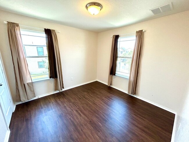 Building Photo - **APPLICATION RECEIVED** Stunning 3BD/2.5BA Two-Story Home with Office & Loft Near Brooks City Base!