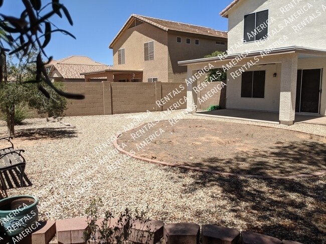 Building Photo - 895 E Lakeview Dr