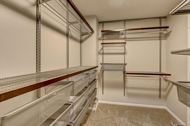 Building Photo - 5 bedroom, 4 bath home with 2 car attached garage