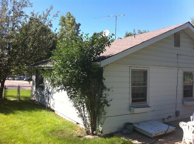 Building Photo - Adorable 2BD/1BA House! Nice Yard! Great L...