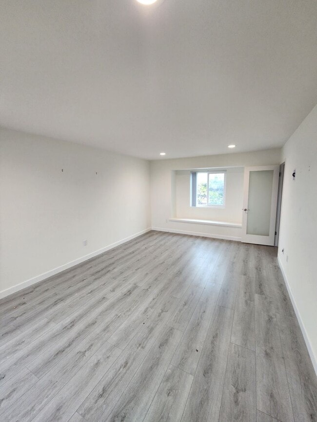 Building Photo - 3 Bedroom Townhouse in Solana Beach
