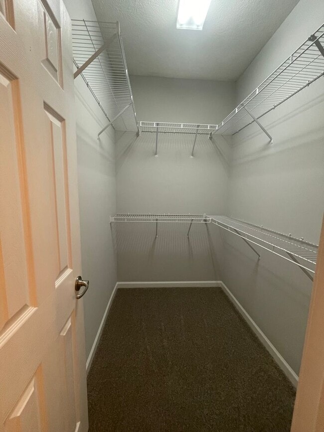 Building Photo - 2 bed, 2 bath, 2 car garage ranch style to...