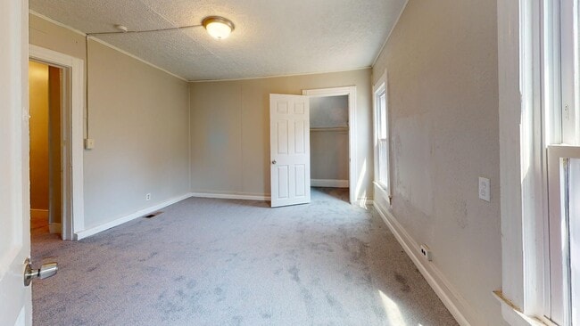 Building Photo - Huge 4 Bedroom Single Family House - almost 1500 SQ FT!