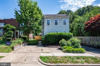 Building Photo - 207 E Nelson Ave