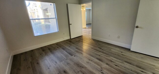 Building Photo - Silverado Ranch Condo!