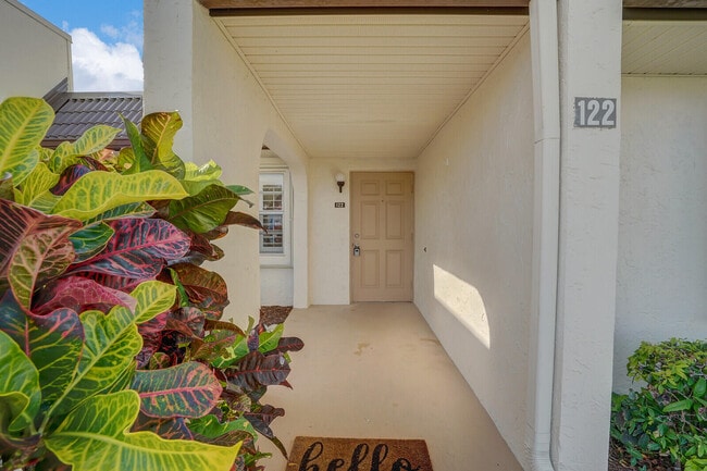 Building Photo - 122 Lake Rebecca Dr