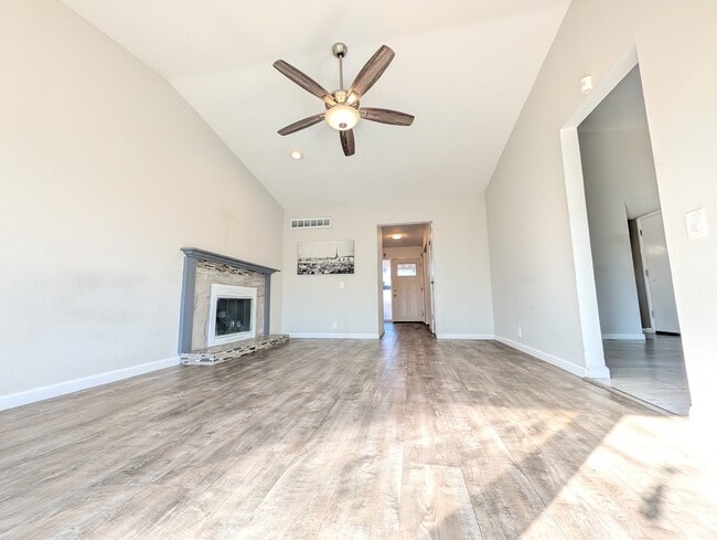 Building Photo - 3670 Tremont Dr