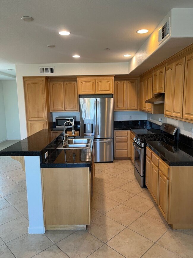 Building Photo - Bright Corner 3BD/3BA Townhome Near BART & Great Mall!