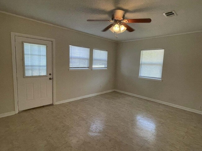 Building Photo - Charming new rental and ready for move in!