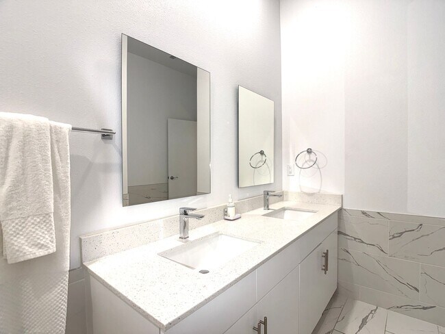 Building Photo - 332 Famagusta Dr