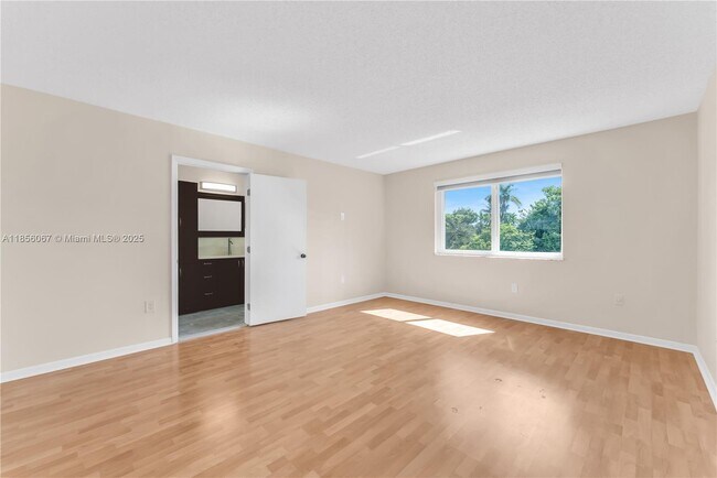 Building Photo - 10073 SW 117th Ct