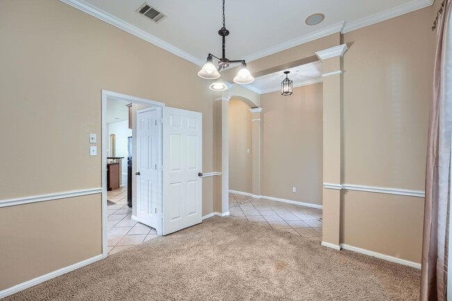 Building Photo - 1402 Weatherford Dr