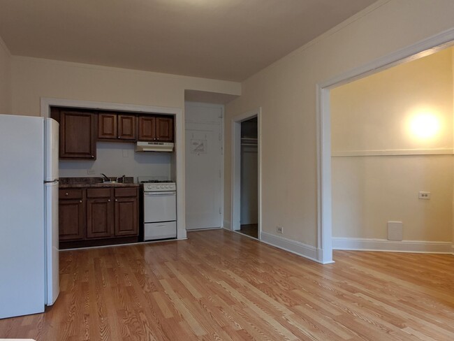 Building Photo - 3335 W Diversey Ave