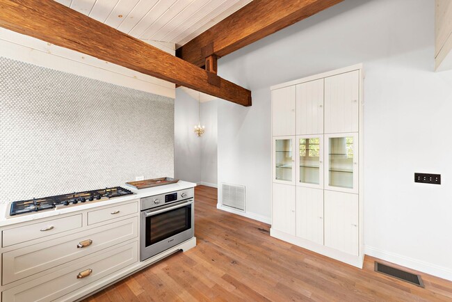 Building Photo - North Laguna Story Book Cottage