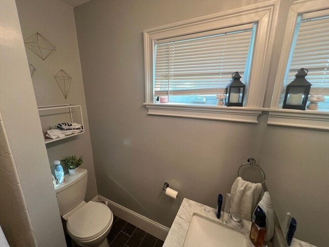 Building Photo - Very nice 3 bed 2 bath in Somerville... Don't miss out!