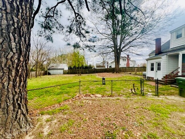 Building Photo - Renovated 3 bdrm/1.5 bath Home with Bonus Room and Dressing Room Located Near Hopkins Rd.