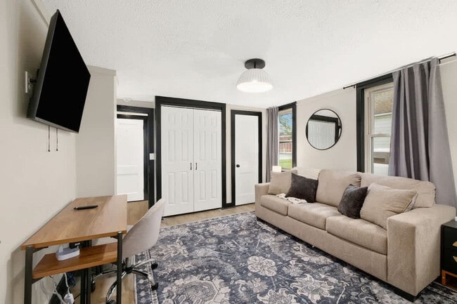 Building Photo - 303 E Washington St