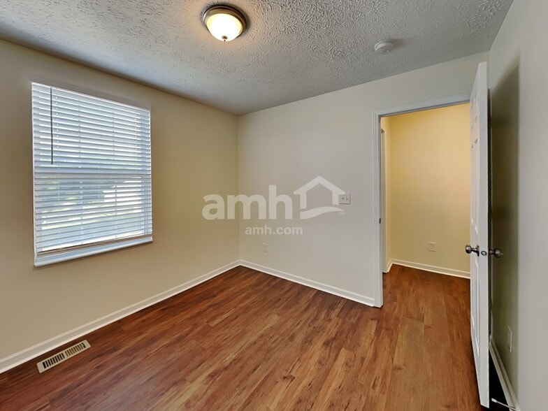 Building Photo - 2274 Farmland Dr