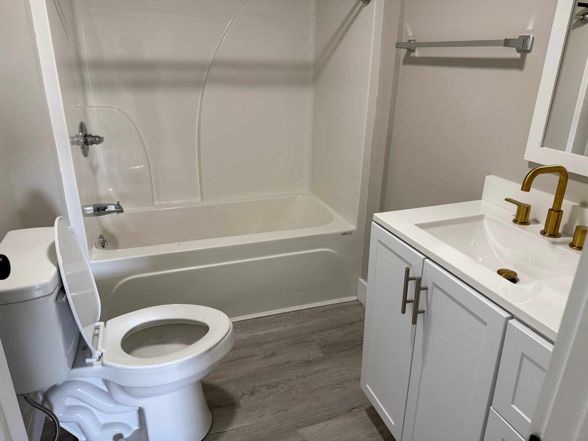 Main bath - 713 N Chamberlain Ave
