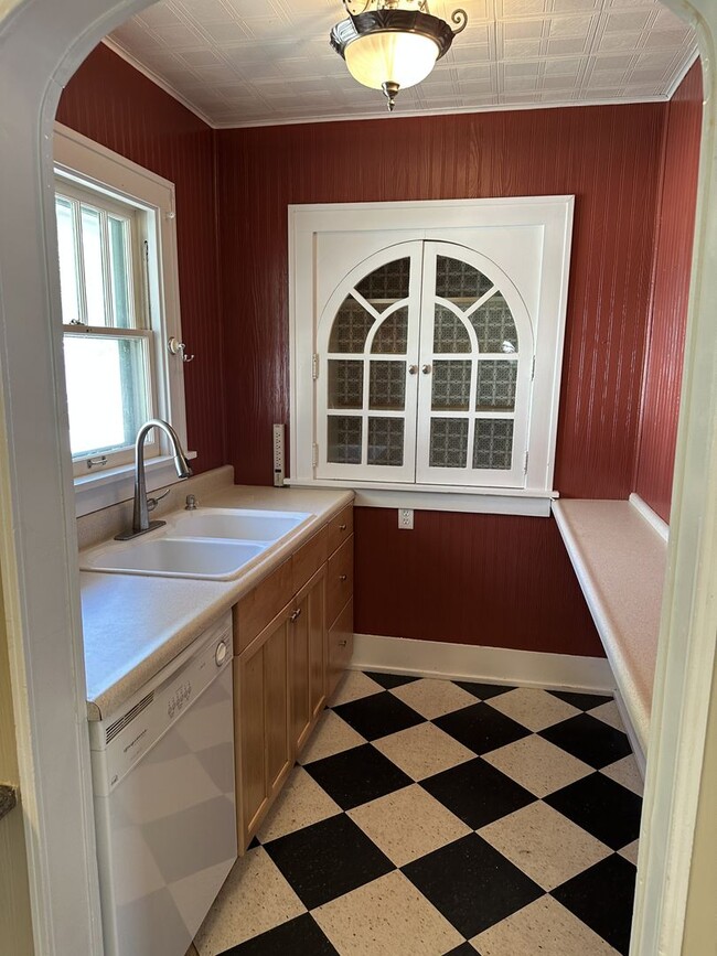 Building Photo - Large Craftsman Style Home