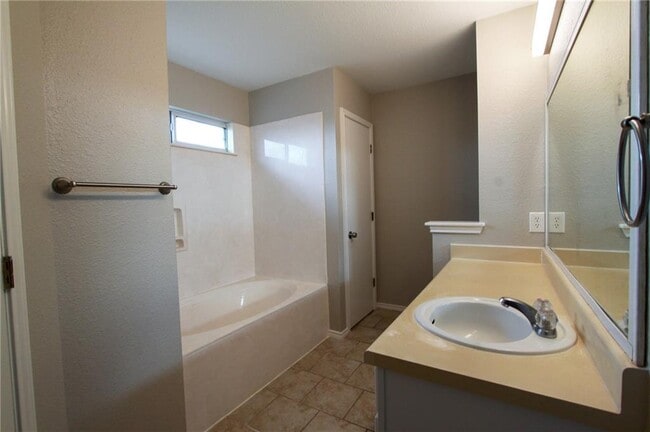 Building Photo - 14909 Chamberlain Ct