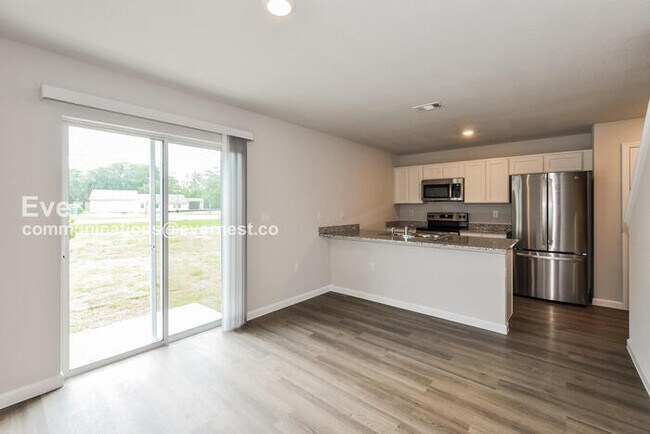 Building Photo - 5 Bed/3 Bath Home with Fenced Yard / Pet-friendly / Coming Soon!