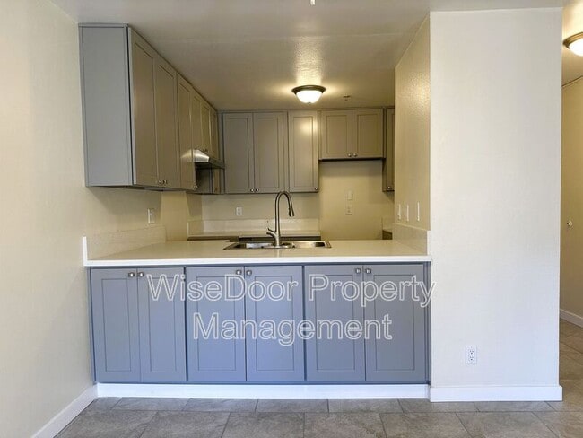 Building Photo - 450 E 4th St