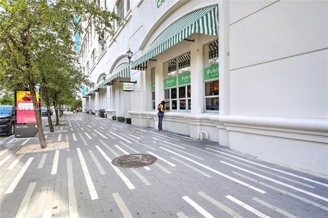 Building Photo - 999 SW 1st Ave