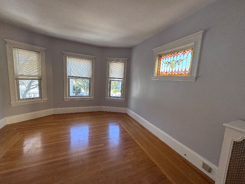 Building Photo - 127 Walnut St