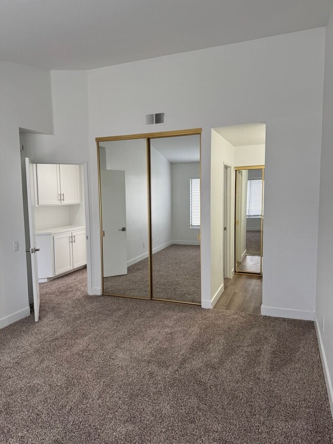 Building Photo - Condo with Amazing Lake View!